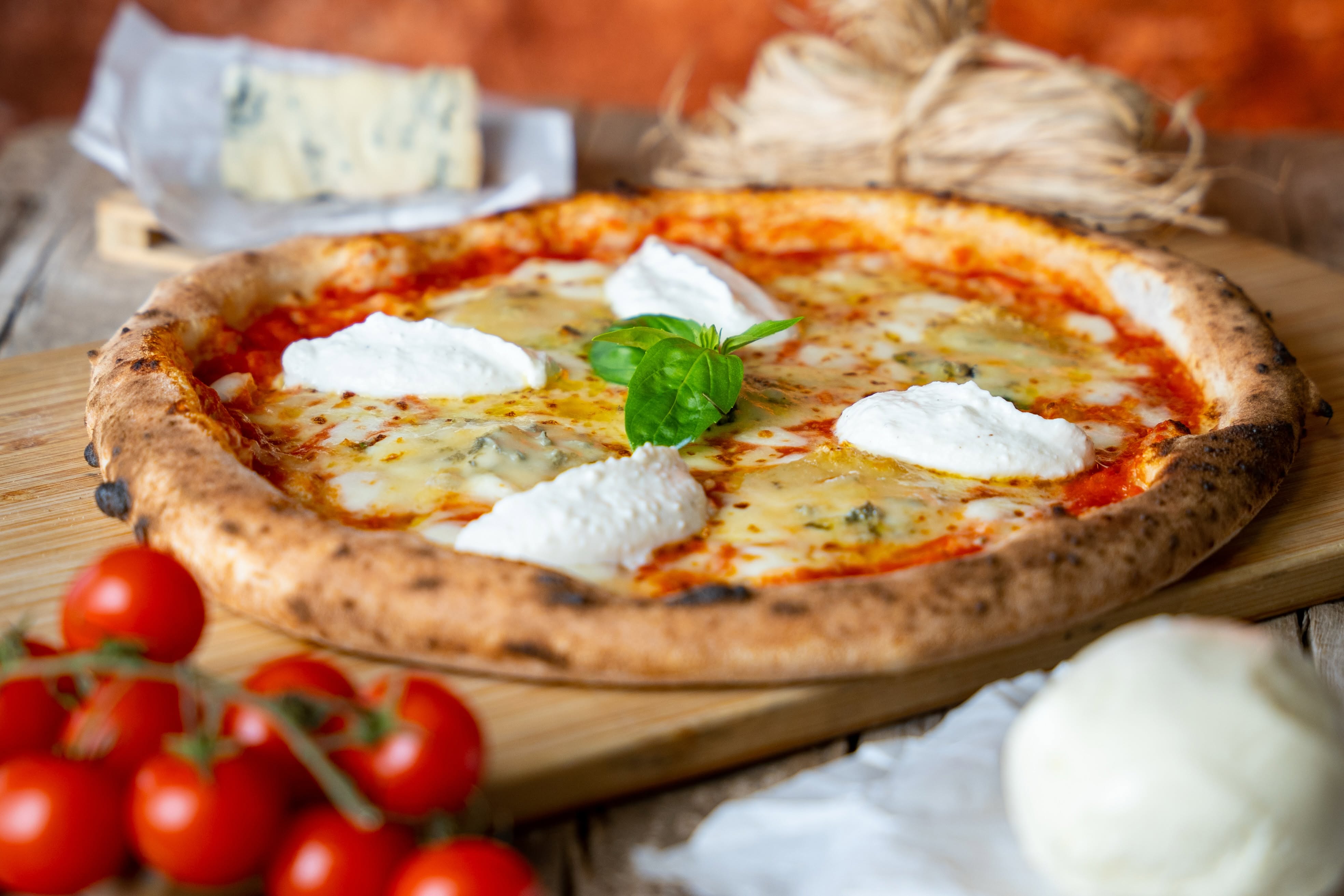 Quattro Formaggi pizza négyféle sajttal és bazsalikommal